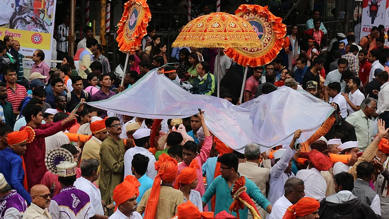 वरुणराजाच्या उपस्थितीत बाप्पा विराजमान