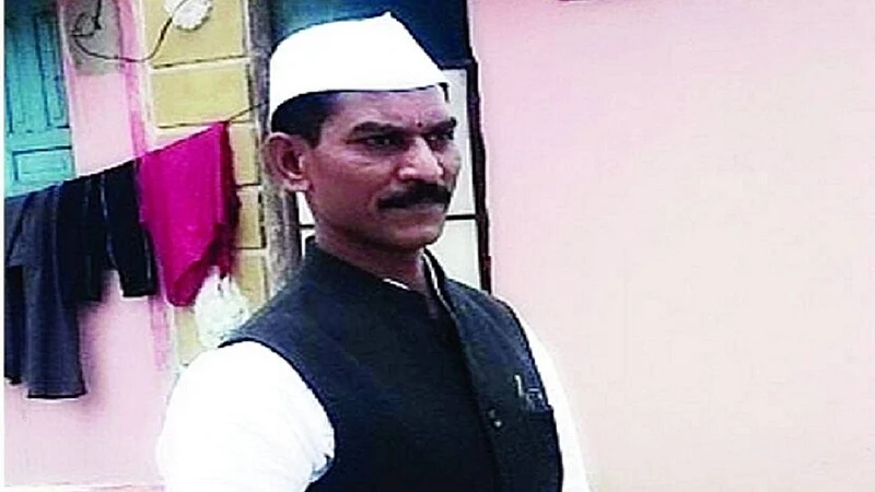 तक्रारदार डुमन श्रावण प्रकट(५१, भीलगाव, जुनी वस्ती) यांच्या मालकीचे खैरी खडगाव येथे सहा रूम आणि समोर थोडी मोकळी जागा आहे. त्या जागेवर कुख्यात रणजित सफेलकर याची नजर गेली.