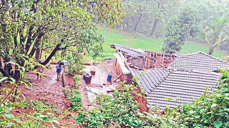 ओणी-तिसेवाडीत भूस्खलनाने घर गाडले गेले जमिनीत