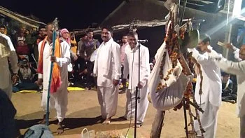 डोंगराच्या कडाकपारीला नारळाने ठोकून का घेता दर्शन ? वाचा सविस्तर !