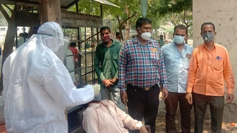 A rapid antigen test was carried out on the traders in the vegetable market in Sonai.jpg