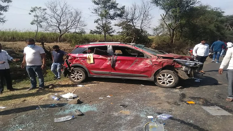 पुण्याला निघालेल्या जोशी कुटुंबीयांवर काळाचा घाला; बोरगावनजीक मोटार अपघातात एकाचा मृत्यू