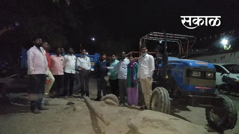 Action was taken against sand thieves who were transporting illegal sand in Mahur taluka.jpg}
