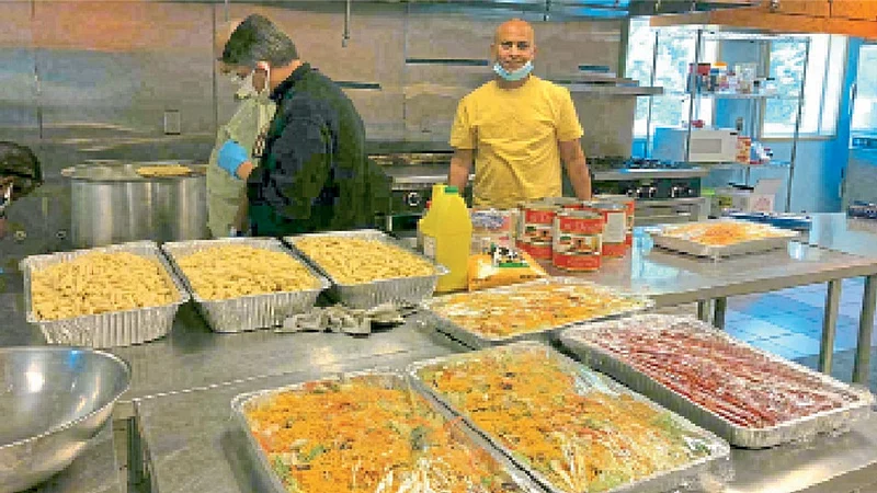अमेरिका - गरजूंसाठी जेवणाची व्यवस्था करताना भारतीय बांधव.
