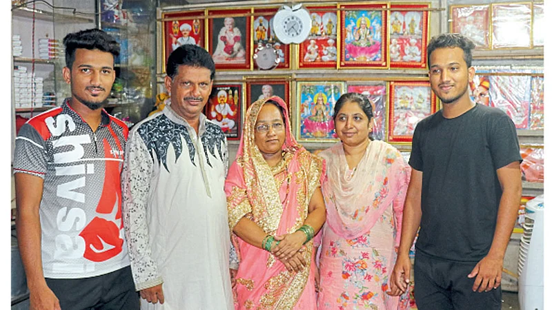 देहूगाव - सात पिढ्यांपासून संत तुकाराम महाराज पालखी सोहळ्यासोबत आषाढी वारी करणाऱ्या अत्तार कुटुंबातील सदस्य. (डावीकडून) साहिल अत्तार, शाकीर अत्तार, दिलशाद अत्तार, शबाना मणेर (भाची) आणि सुहेल अत्तार (मुलगा).