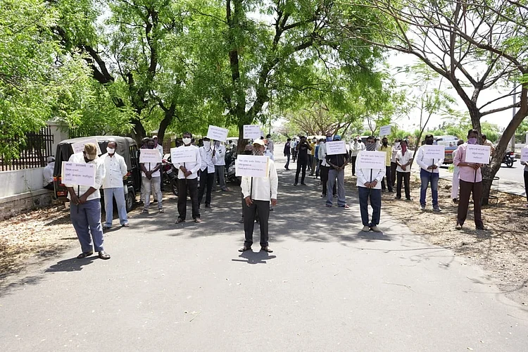 कर्जाच्या हफ्त्यास डिसेंबरपर्यंत मुदतवाढ द्यावी; बारामतीतील रिक्षाचालकांची मागणी