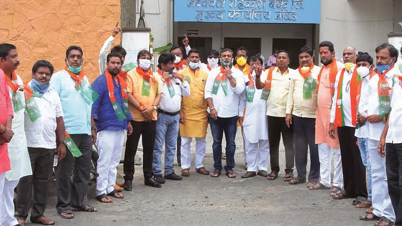 नांदेडला शेतकऱ्यांना पीक कर्ज वाटपाच्या मागणीसाठी भाजपचे आंदोलन