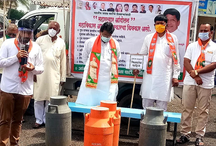 BJP MLA Babanrao Pachpute agitation by distributing milk in Shrigonda taluka