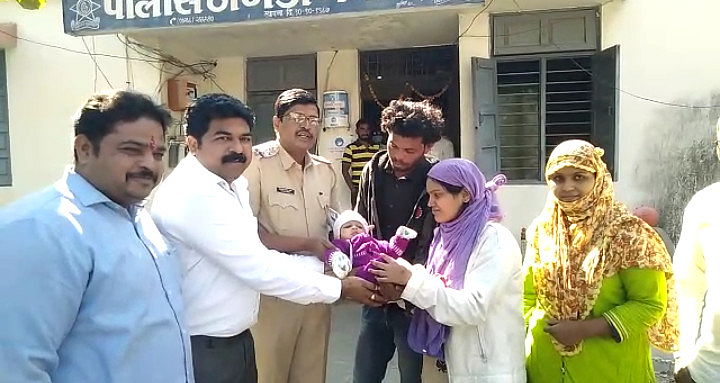 Akola Marathi News Ghatbori mother leaves unborn daughter unattended, police search for unaccompanied babys parents in three hours