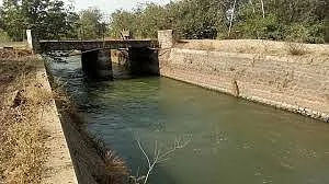The bridge over Pravara left canal in Sangamner taluka is dangerous