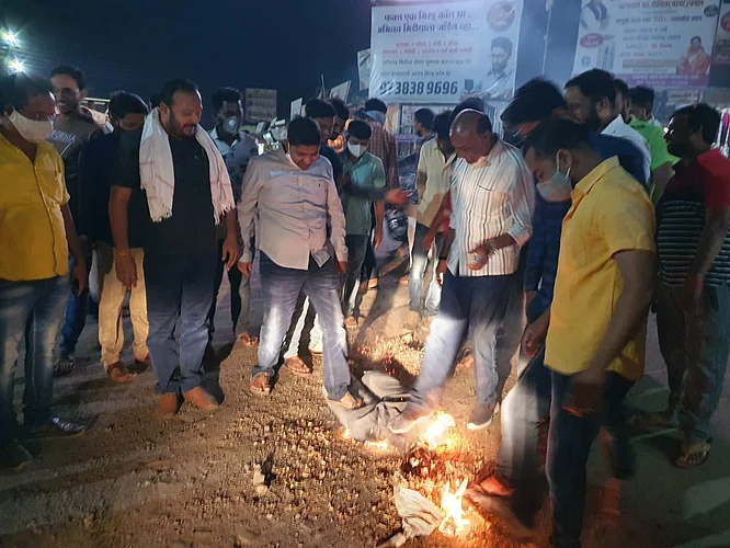 Congress protests Uttar Pradesh Chief Minister in Karjat