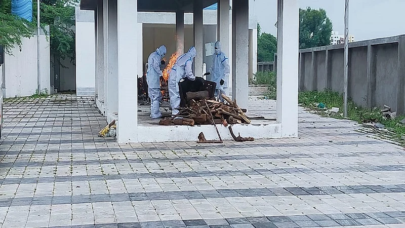 Corona infected dead body cremated by employee of Baramati Municipal Health and Parks Department