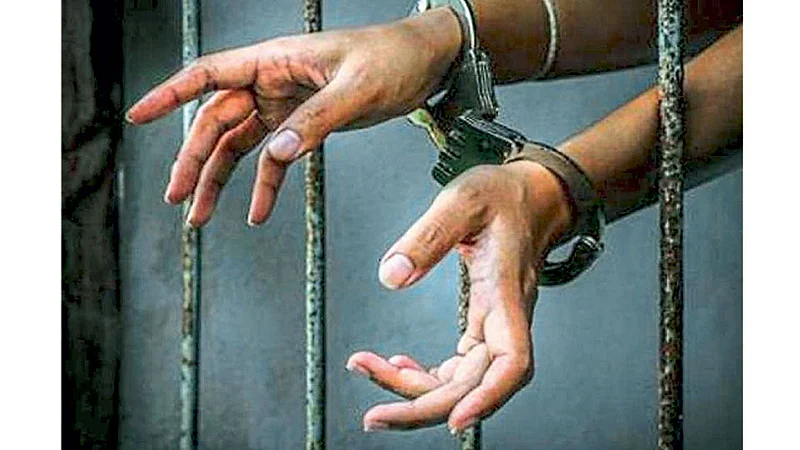 मास्क न घातल्यामुळे कारवाई करणाऱ्या पोलिसाच्या पायावर पठ्ठ्यानं घातली दुचाकी