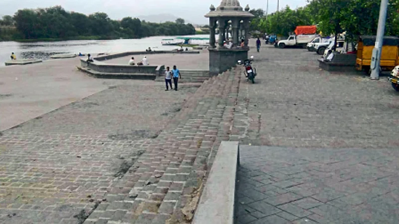 देहू - इंद्रायणी नदीचा घाट दररोज स्वच्छ करण्यात येत आहे.