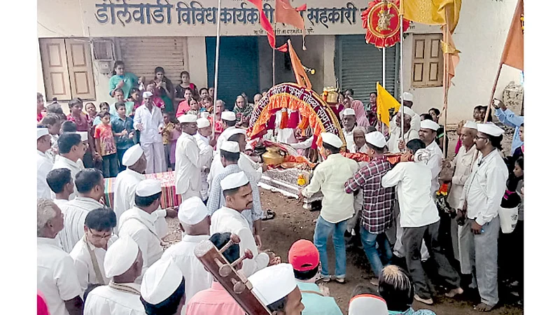 डोर्लेवाडी (ता. बारामती) - संतराज महाराज पालखीचे स्वागत करताना ग्रामस्थ.