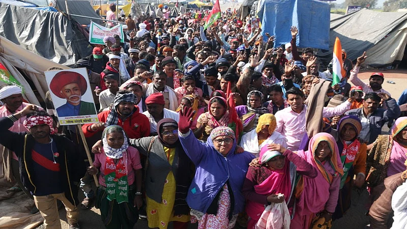 मराठमाेळ्या महिला शेतकऱ्यांनी सहारनपूर बॉर्डर दणाणून सोडली