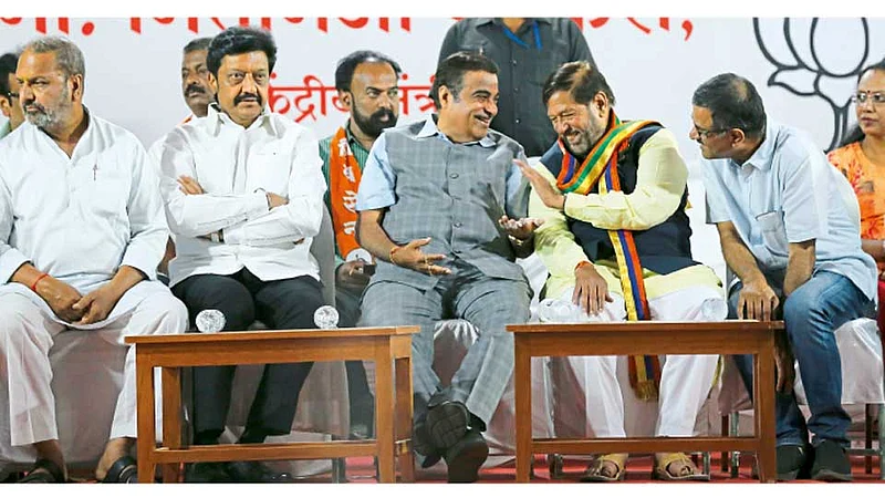 मॉडर्न कॉलेज मैदान - लोकसभेचे उमेदवार गिरीश बापट यांच्या प्रचारासाठी आयोजित सभेत नितीन गडकरी आणि बापट यांच्यात संवाद रंगला. या वेळी (डावीकडून) विजय काळे, अनिल शिरोळे, गडकरी, बापट, प्रदीप रावत.
