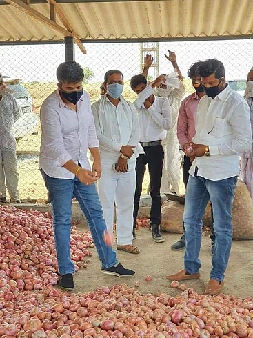 NAFED launches onion shopping center in Jamkhed