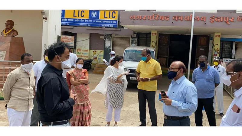 इंदापूर - इंदापूर नगरपरिषदआरोग्य सर्वेक्षणाची माहिती मुख्याधिकारी डॉ. प्रदिप ठेंगल यांच्याकडून घेताना जिल्हा परिषदेचे मुख्य कार्यकारी अधिकारी आयुष प्रसाद. सोबत जिल्हा परिषद सदस्य कु. अंकिता पाटील, नगराध्यक्षा अंकिता मुकुंद शहा.