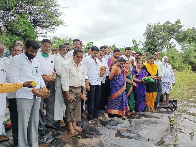 Jalpujan at the hands of MLA Nilesh Lanka of Hange Lake in Parner taluka