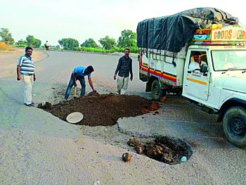एसटी चालक, शिक्षकाची अशीही गांधीगिरी; कुदळ-फावडे घेऊन उतरले रस्त्यावर