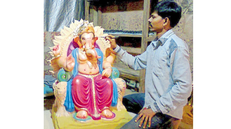 आडिवरे - गणेशमूर्तीवर रंगवताना दीपक नागले.