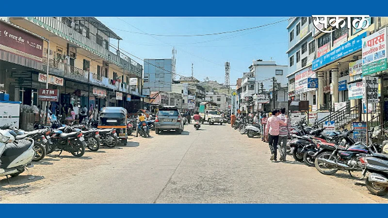 कामशेत - बाजारपेठेतील मुख्य रस्त्यावर अस्ताव्यस्त लावलेली वाहने.}