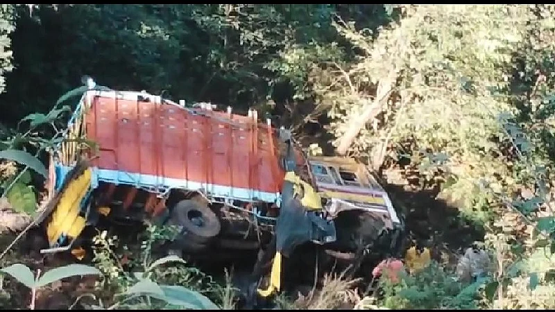 कसारा घाटात ट्रक दरीत कोसळला, दैव बलवत्तर म्हणून वाचले तिघांचे प्राण