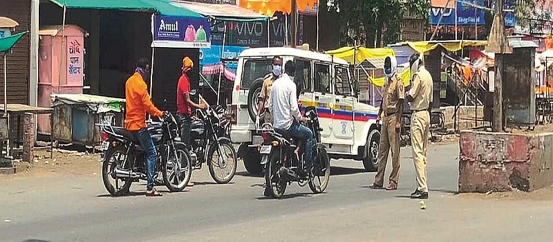 कळंब : संचारबंदीच्या कालावधीत विनाकारण फिरणाऱ्यांच्या दुचाकी जप्त करताना पोलिस.