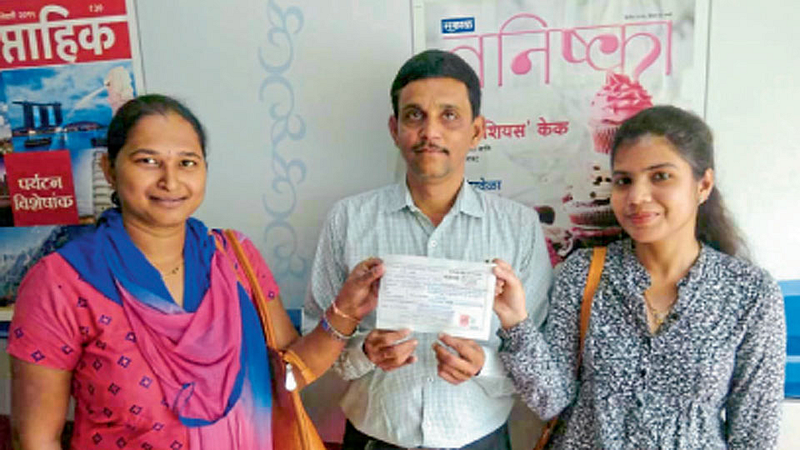 सकाळ कार्यालय, बुधवार पेठ - स्कर एनर्जी इंडिया प्रा.लि.च्या वतीने केरळ पूरग्रस्तांसाठी एक लाख ७१ हजार १७० रुपयांचा निधी ‘सकाळ रिलीफ फंडा’कडे सुपूर्त करण्यात आला. या वेळी (डावीकडून) निधी महार, संजय पायस, स्नेहा नायडू.