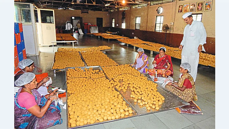 पंढरपूर - भाविकांसाठी प्रसाद लाडवांचे पॅकिंग करताना कर्मचारी.