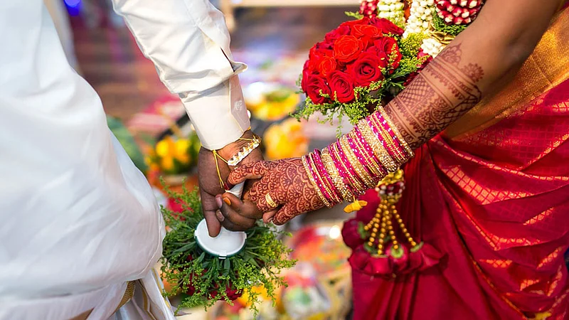 पाहुणे आले, लग्नही झालं पण नवरदेवाच्या वडिलांना...