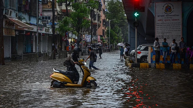 हवामान खातं म्हणतंय 'या' तारखेनंतर बरसणार मान्सून, मुंबईकरांनो पावसाळ्यासाठी तयार आहात ना ?