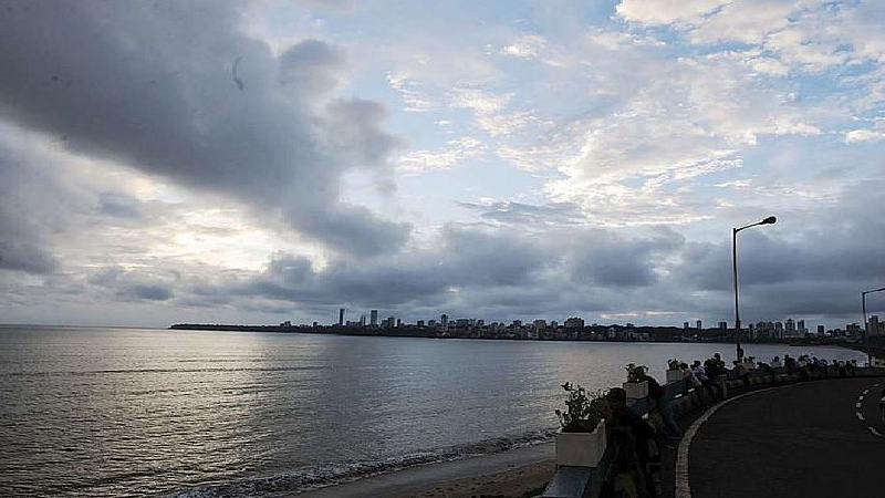 मुंबईकर घेतायत सुखद गारव्याचा आनंद, किमान तापमानात घट