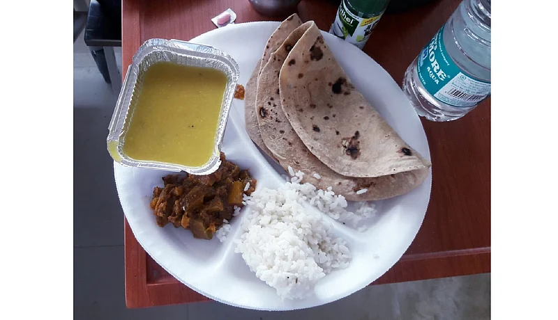 Akola News: Patients at Kovid Hospital have a meal in a thermocol tray