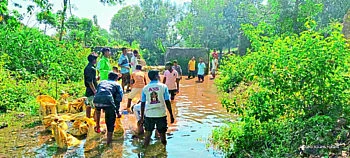 एकजुटीच्या बळावर तरुणांनी श्रमदानातून साकारला वनराई बंधारा