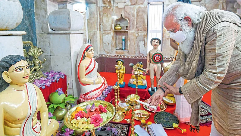 ओराकांडी (बांगलादेश): पंतप्रधान नरेंद्र मोदी यांनी शनिवारी गुरु हरिचंद ठाकूर यांच्या जन्मस्थळाचे दर्शन घेतले.