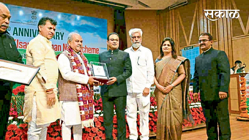 नवी दिल्ली - केंद्रीय कृषिमंत्री नरेंद्र तोमर यांच्या हस्ते प्रधानमंत्री किसान सन्मान निधी योजनेतंर्गत उल्लेखनीय कामकाजाचा पुरस्कार स्वीकारताना जिल्हाधिकारी डॉ. राजेश देशमुख. यावेळी राज्याचे कृषी मंत्री दादा भुसे, निवासी उपजिल्हाधिकारी डॉ. जयश्री कटारे व }