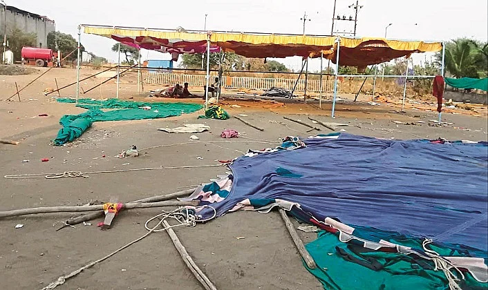 जकेकूर (ता. उमरगा) : लॉकडाऊनमुळे प्रवासात अडकून पडलेल्या तेलंगणाच्या ४६५ मजूर कुटुंबांचा जत्था अचानक निघून गेल्याने रिकामा पडलेला मंडप.