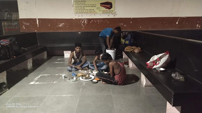 पारशिवनी : फसवणूक झाल्यानंतर खिशात गावाकडे जाण्यासाठी भटकत असलेले मजूर सामाजिक कार्यकर्त्यांनी आश्रम दिल्यानंतर जेवण करीत असताना.