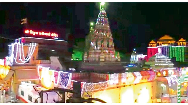 पंढरपूर - आषाढी वारीच्या निमित्ताने विठ्ठल मंदिरावर केलेली आकर्षक विद्युतरोषणाई.