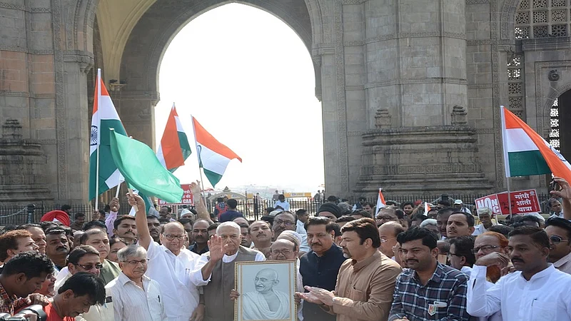 मुंबई : माजी केंद्रीय अर्थमंत्री यशवंत सिन्हा यांच्या गांधी शांती यात्रेला गुरुवारी गेट वे ऑफ इंडियापासून सुरुवात झाली. राष्ट्रवादी काँग्रेसचे अध्यक्ष शरद पवार यांनी या यात्रेला हिरवा झेंडा दाखविला. या वेळी वंचित बहुजन आघाडीचे सर्वेसर्वा प्रकाश आंबेडकर, म