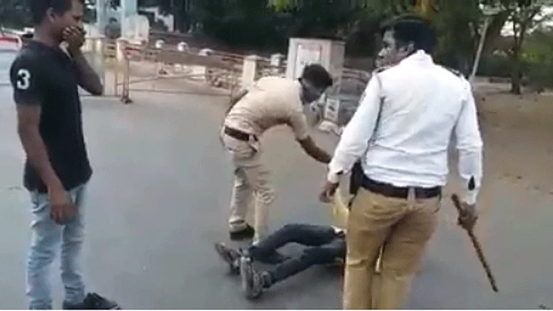 पोलिसांकडून होतीये मारहाण; बारामतीकरांची नाराजी