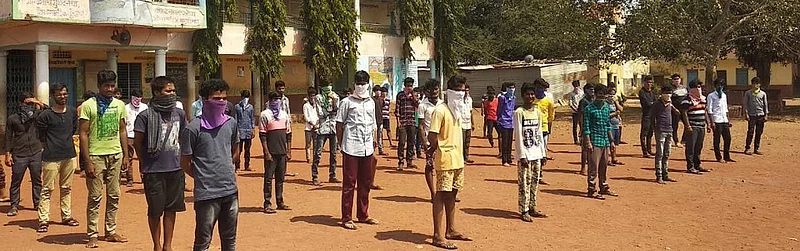 बावी (ता. उस्मानाबाद) : आश्रमशाळेमध्ये निवासासाठी दाखल करण्यात आलेले परप्रांतीय विद्यार्थी.