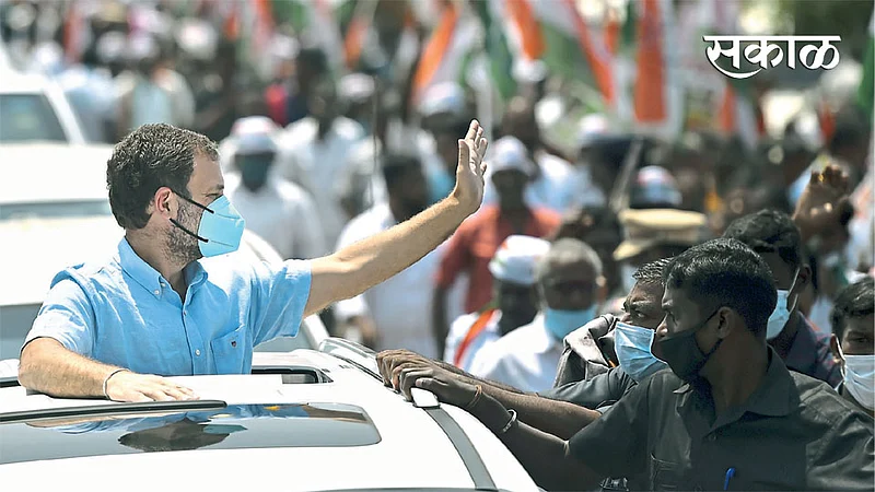 तुतिकोरीन (तमिळनाडू): कॉंग्रेस नेते राहुल गांधी यांनी शनिवारी प्रचाररॅलीदरम्यान समर्थकांना अभिवादन केले.}