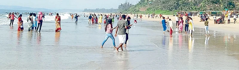 people visit ganpatipule temple ratnagiri