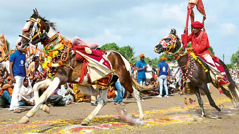 अकलूज - भक्तिमय वातावरणात खुडूस येथे माउलींच्या पालखी सोहळ्यातील दुसरे गोल रिंगण सोमवारी उत्साहात पार पडले.