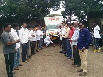 मोलमजुरी करणाऱ्या गरीब युवकांचे असे ही श्रीमंत मन !