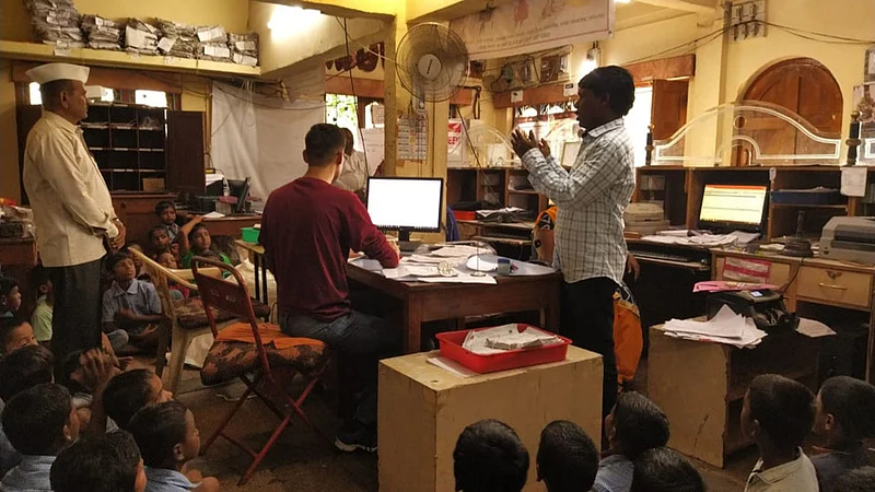 जागतिक टपालदिनी दहिवडीत विद्यार्थ्यांकडून पोस्टमनकाकांचा सत्कार