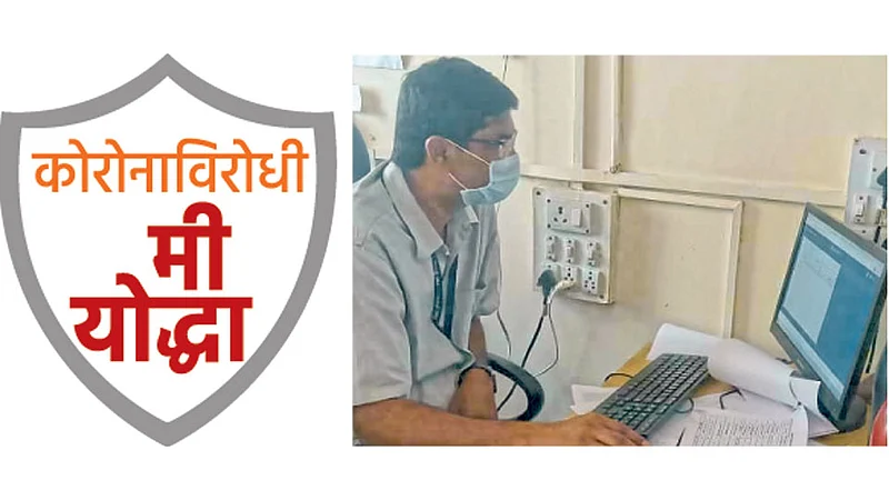 पुणे - रुग्णांवर उपचाराचे नियोजन करताना डॉ. आंधळे.